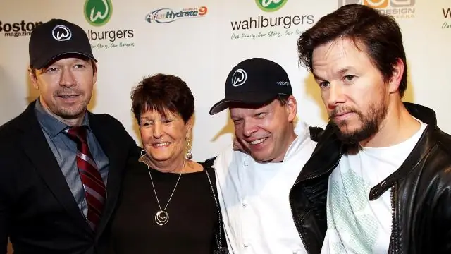 Марк и Донни Уолберг оплакивают потерю своей матери Альмы